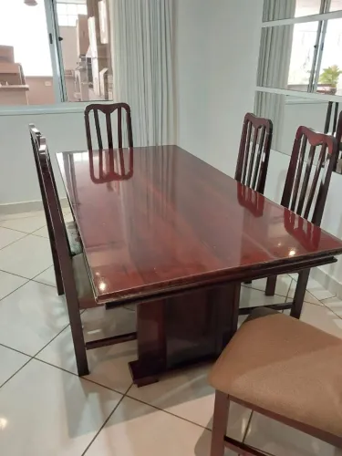 Mesa de jantar em madeira maciça com 6 lugares