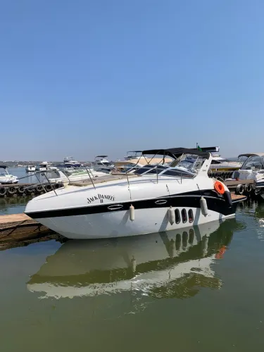 Lancha Império 288 com Mercruiser 4.5 250Hp, muito espaço e valor imbatível.
