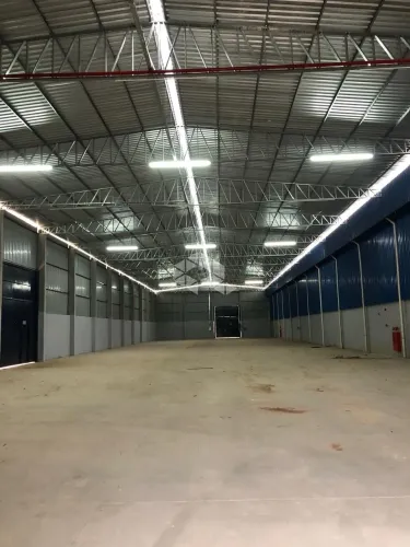 2 pavilhões novos, com ária administrativa, com placas solar
