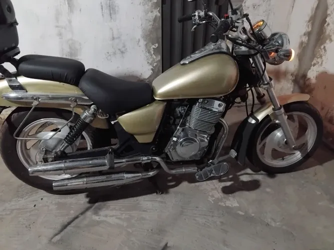 Moto toda original bi cilindro 250