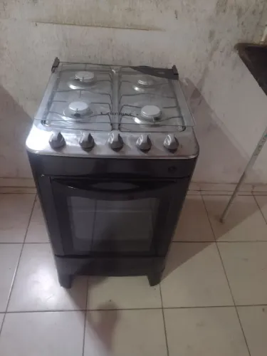 Fogão semi novo funcionando as 4 bocas e o forno