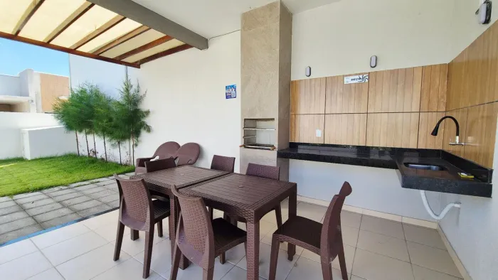 Casa em condomínio fechado.