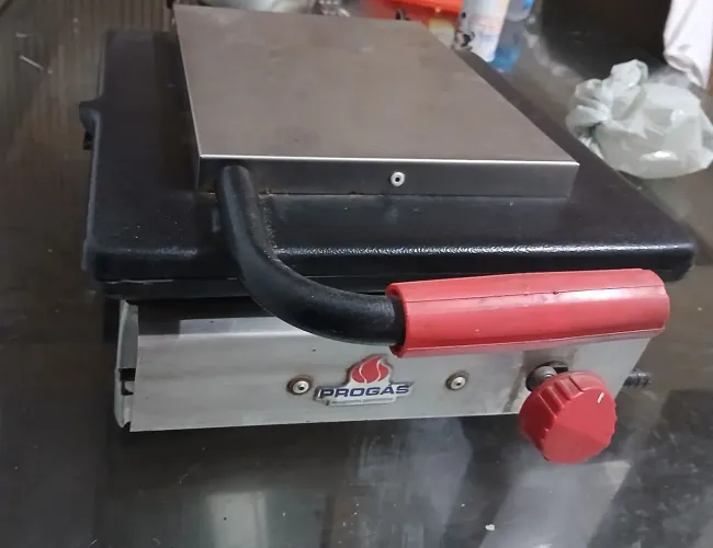Chapa de lanches em ótimo estado
