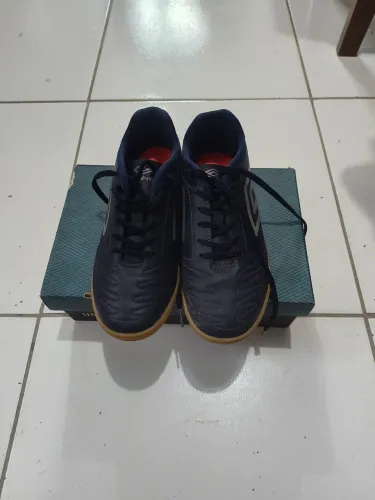 Chuteira society umbro número 39