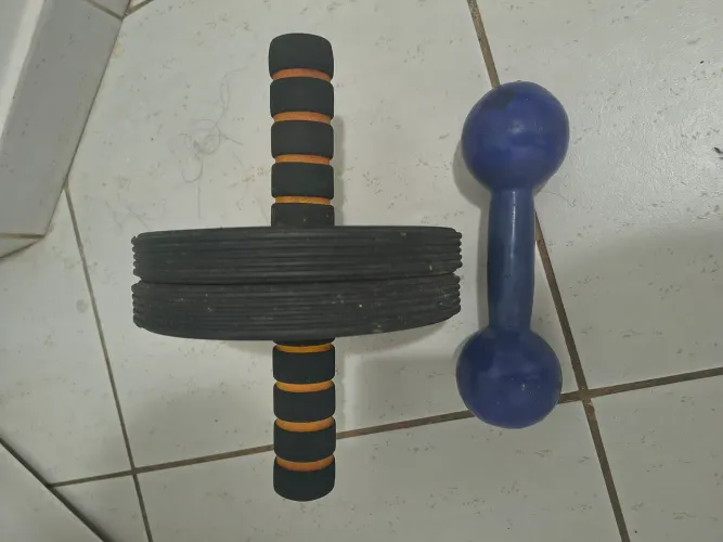 Rodinha abdominal e halter de 2kg