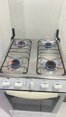 Vendo fogão 4 bocas usado e com vavula de gás 