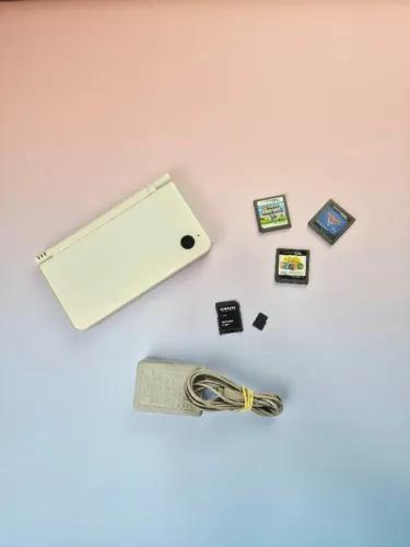 Nintendo DSi XL Branco + 16GB Lotado de Jogos + 3 Jogos em Mídia Física 