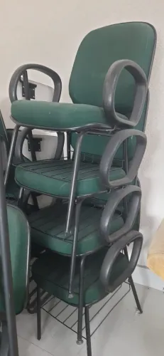Cadeira Universitária com apoio Escamoteavel e guarda livros sob o assento.