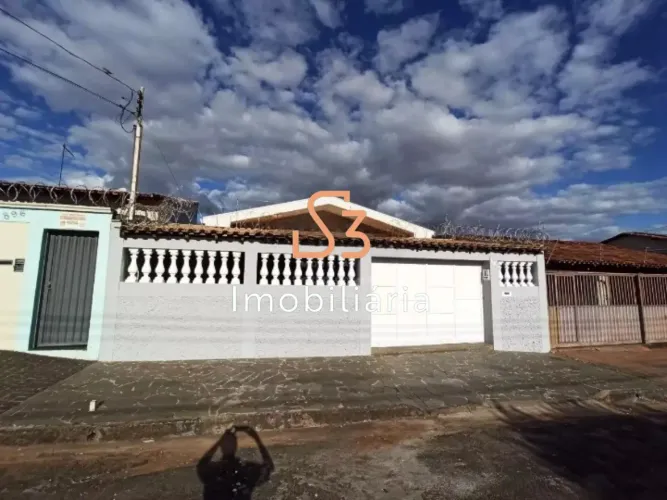 Imóvel para locação em Uberlândia-MG: Casa com 3 quartos, 1 suíte, 2 salas, 1 banheiro, 2