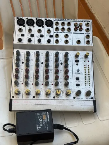 Vendo uma mesa de som Behringer Eurorack MX 802A