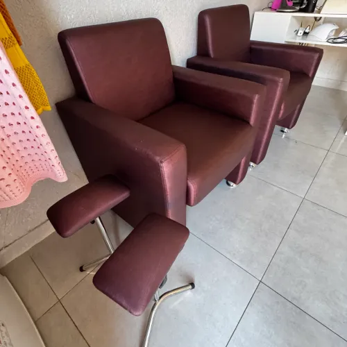 Vendo toda mobília de uma esmalteria.