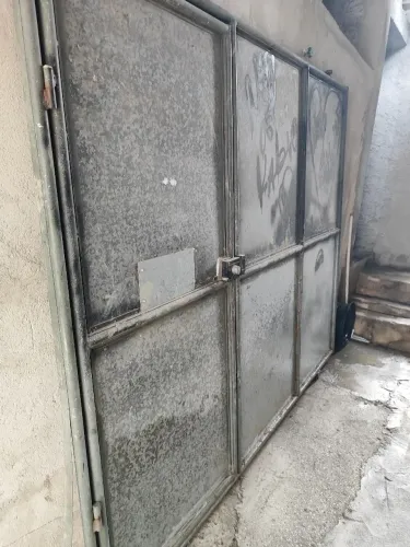 Vendo portão de ferro de correr com fechadura, 2 m por 2,40