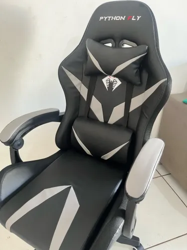Cadeira gamer preto e branco