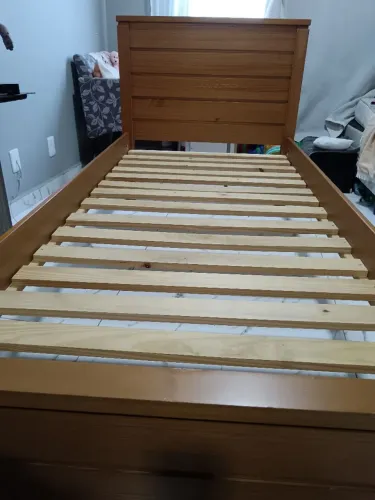 Cama de Solteiro de Madeira Maciça