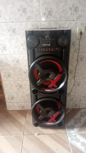 Uma caixa de som Amvox nova