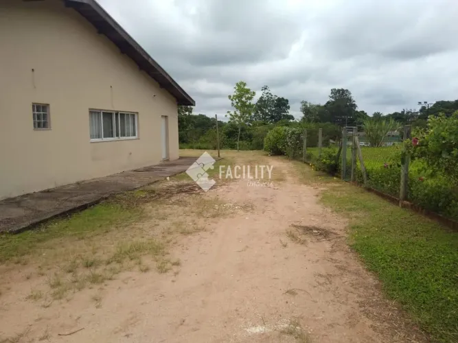 Casa térrea com 4 quartos sendo 1 suite em Vinhedo - SP