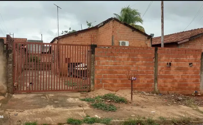 OPORTUNIDADE CASA NO ASFALTO COM QUINTAL GIGANTE.