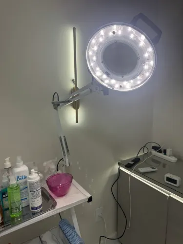 Carrinho auxiliar com lupa para estética