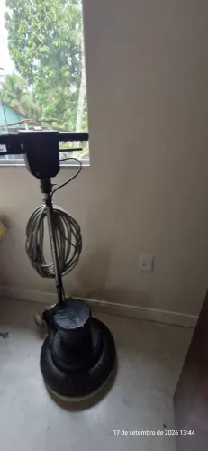 Vendo enceradeira industrial Deep clean 410 funciona bem e tem todos os discos