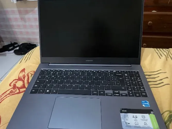 Vende-se notebook (quebrado)