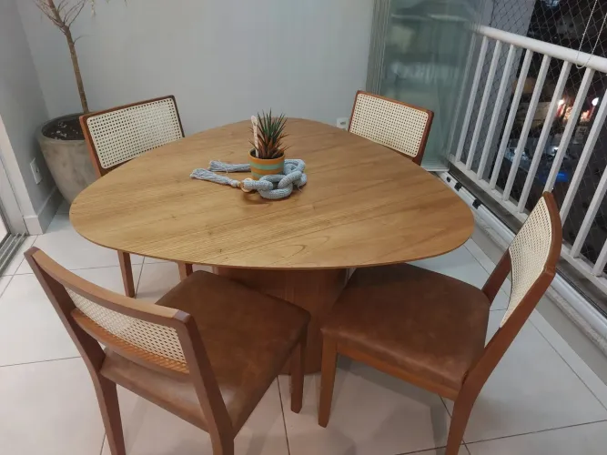 Mesa de madeira com 4 cadeiras