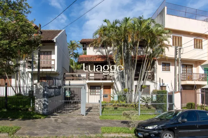 Excelente casa de 3 dormitórios, 1 suíte, pátio, piscina e vaga para 2 carros cobertas.