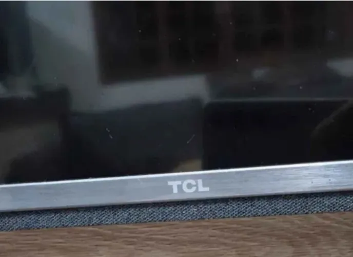 TV 65" TCL - apenas para retirada de peças. Tela quebrada.