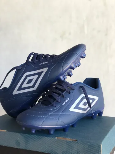 Chuteira de campo umbro