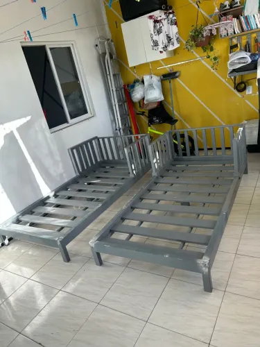 VENDO DUAS CAMAS DE MADEIRAS