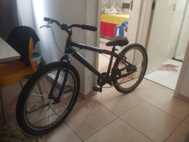 Vendo bicicleta Monaco aro 26 quadro precisa diminuir a corrente diminuindo a corrente.