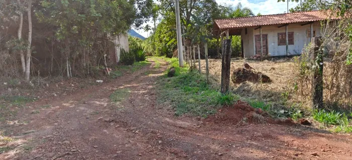 Vendo lote, terreno amplo e plano em morro da água quente,Catas Altas, media de 30metros.