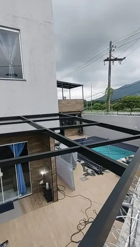 Cobertura em alumínio e policarbonato, vidro e compacto
