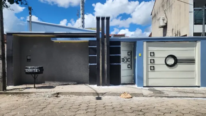 Casa moderna bem localizada, 2 quartos, 2 banheiros, sala, cozinha americana, área serviço