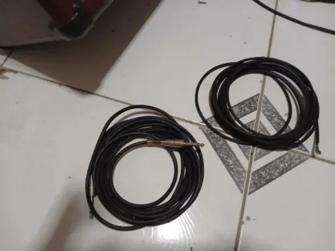 Cabos de guitarra de boa qualidade para reforma.