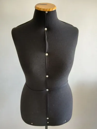 Manequim de costura / moulage,  tam 46,  com pedestal, muito conservadoo