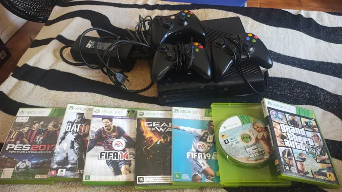 Vendo ou troco Xbox 360 com 3 controles e jogos