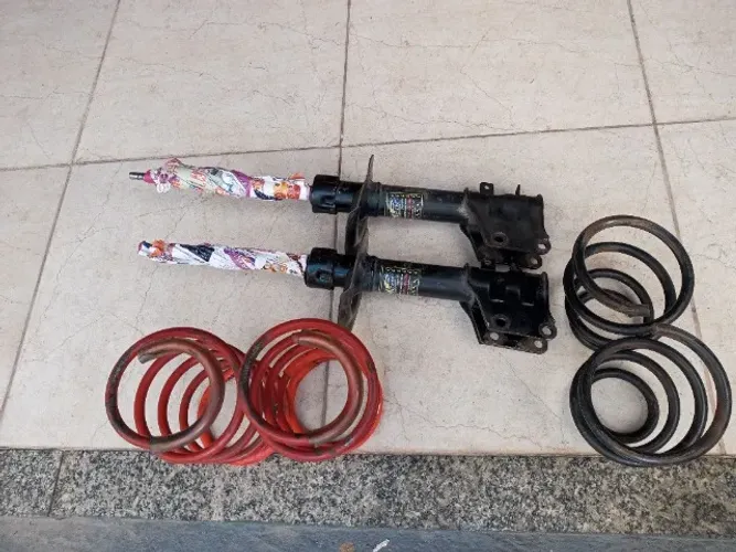 Amortecedor e molas pra suspensão preparada estava no Palio bolha