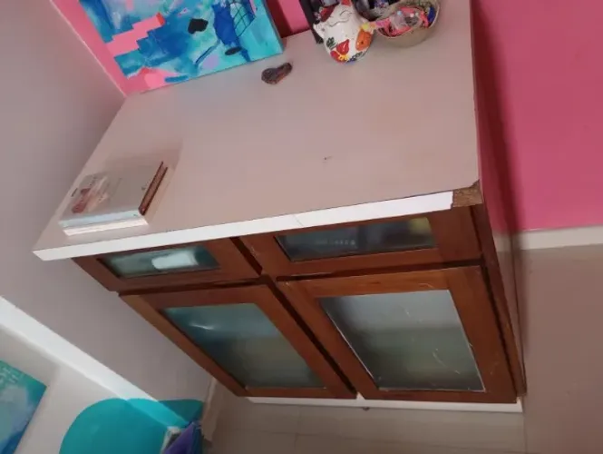 móvel de madeira maciça e formica