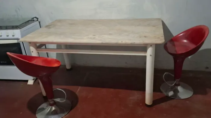 MESA DE PEDRA E ESTRUTURA METÁLICA 