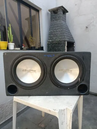 Caixa selada com dois subwoofer de 15 polegadas 