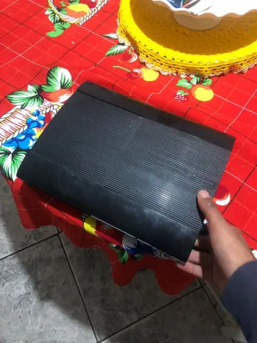 PS3 super slim tem que trocar a fonte vai com o controle