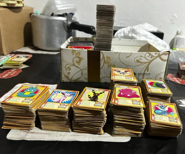 300 cards antigas Pokémon dos anos 2000 - card game