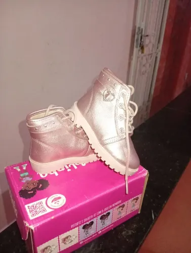 Botas para meninas, de 2 a 4 anos bem conservadas usada apenas 2 × na cor rosa e com preta