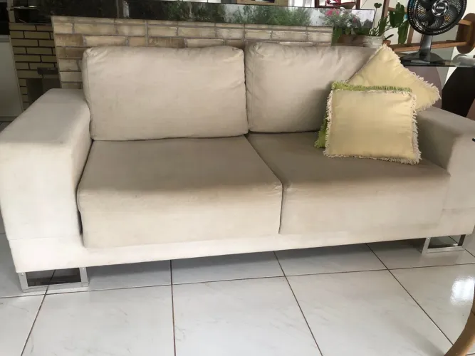 Sofá de 3 lugares com pés em inox