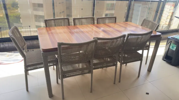 Mesa de madeira muiracatiara