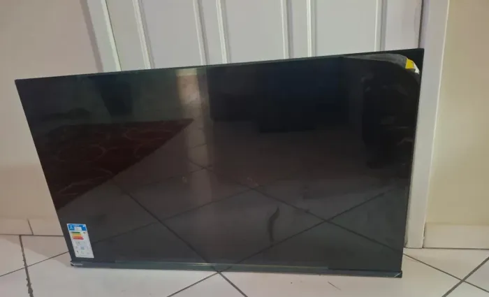 TV Toshiba 43 Smart TV Full HD com Tela Quebrada