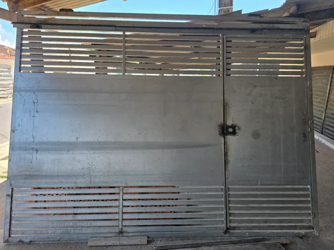 Portão chapa de ferro e matalon 3x2,15 