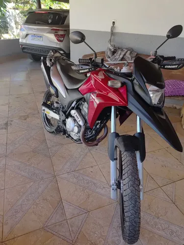 Vendo moto xre300 muito conservada no meu nome so pegar e rodar