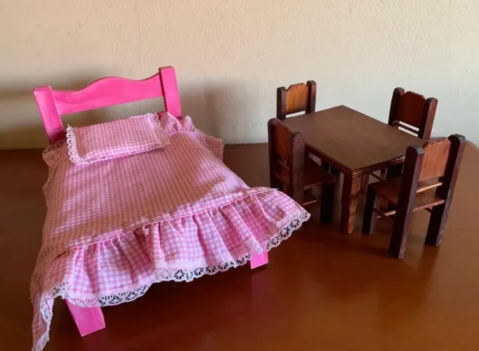 Brinquedo mesa e cama de madeira artesanal