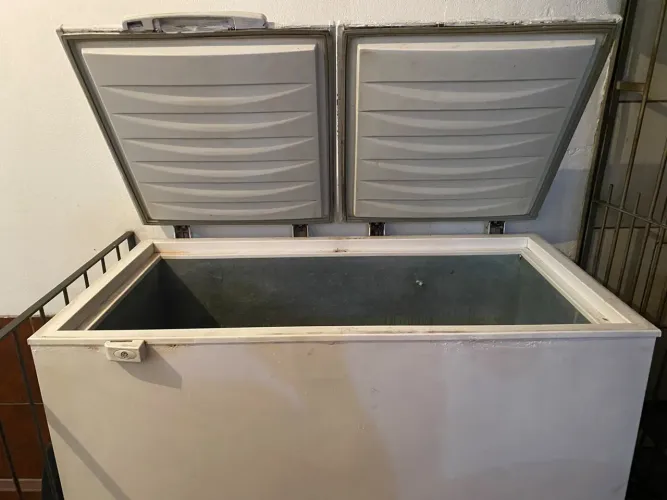 Vendo freezer com marcas de uso mas está funcionando perfeitamente 700 Reais